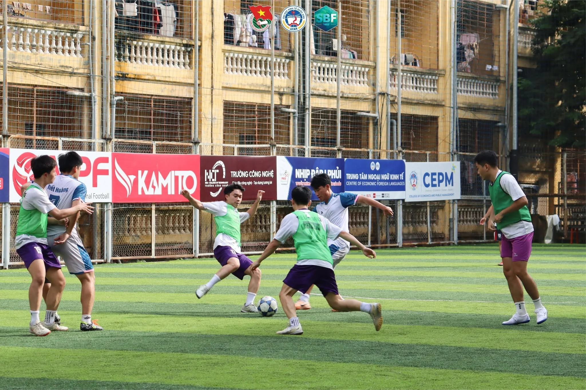 Cầu thủ SBF CUP tranh bóng